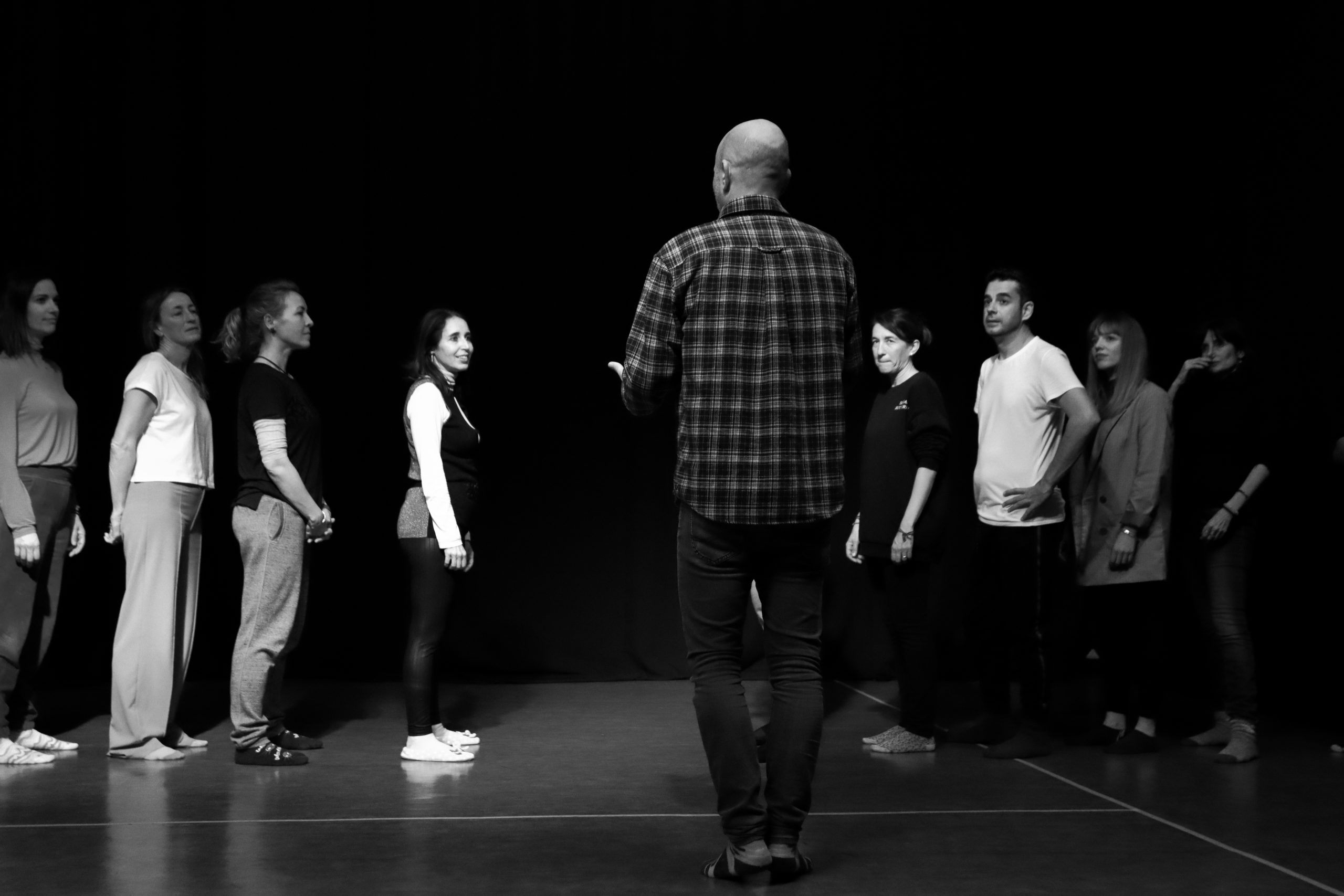 Óscar Cortés facilitando un ejercicio de teatro e improvisación con un grupo